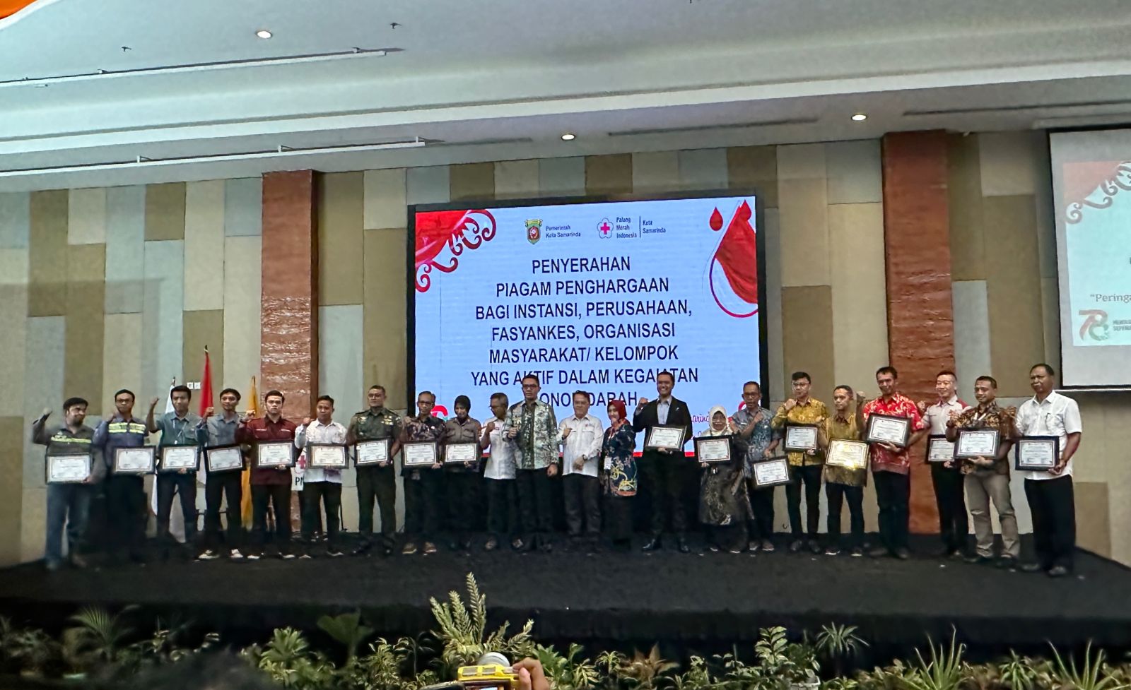 Gereja Hati Kudus Yesus Mangkupalas menerima penghargaan dari Palang Merah Indonesia (PMI) Samarinda